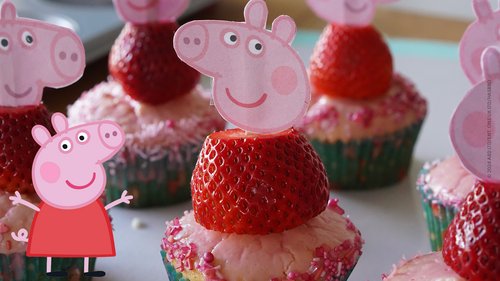 Peppa Pig Erbeer Cupcake gekrönt mit Erdbeere und Peppa Pig Kopf aus Papier