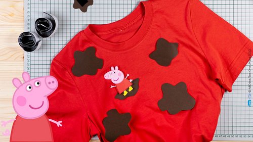 Rotes und dekoriertes T-Shirt für das Peppa Pig Matschepfützenspiel